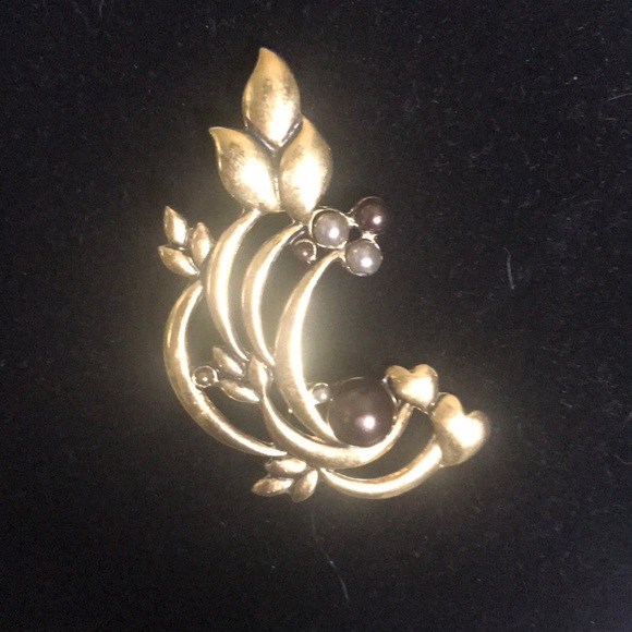 Vintage Jewelry - “FAUX PEARL SWIRL” Vintage Leaf Detail Pin/ Broach.